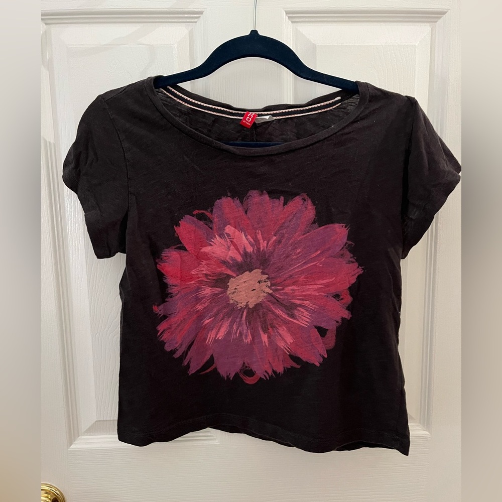 Like New: Divided cropped tshirt, white flower, size 2